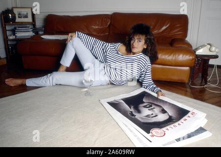 La chanteuse française Julie Pietri à la maison en 1986. Banque D'Images
