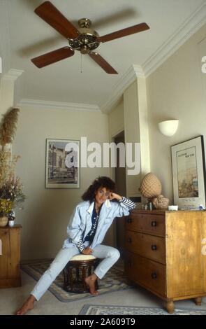 La chanteuse française Julie Pietri à la maison en 1986. Banque D'Images