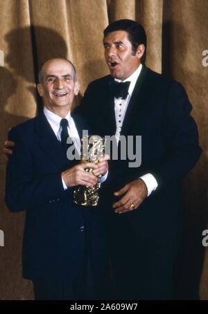 L'acteur français Louis de Funès reçoit un César d'honneur de Jerry Lewis au cours de la 5ème César cérémonie à la Salle Pleyel à Paris. 2 février 1980 Banque D'Images