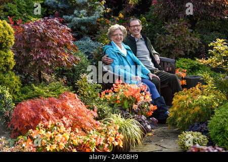 Couple de retraités Marie et Tony Newton dans leur jardin des Quatre Saisons qu'il éclate dans des couleurs automnales à leur domicile, à Wolverhampton, West Midlands. Banque D'Images