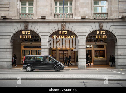 Octobre 2019. Taxi Taxi noir passant le Ritz Hôtel à Piccadilly, Londres, Royaume-Uni au cours de l'heure de pointe du matin. Banque D'Images