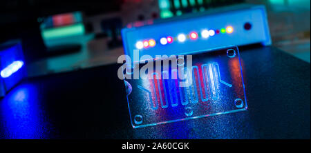 Dispositif microfluidique Instrument qui utilise des micro-quantités de fluide sur une puce de faire certaines analyses de laboratoire. Banque D'Images