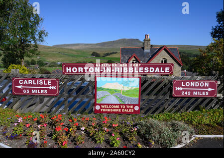 Horton dans Ribblesdale Gare sur la ligne de chemin de fer s'installer à Carlisle, Yorkshire du nord avec Le Pen-y-ghent est tombé dans la distance. Banque D'Images