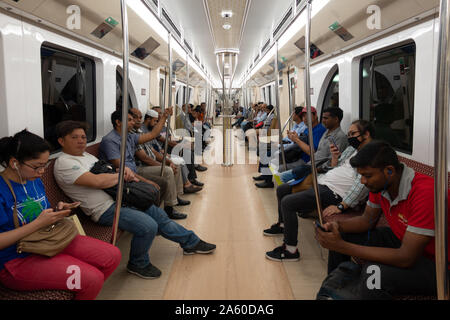 Les navetteurs en soirée le trajet en métro de Doha - une rame de métro sans conducteur à Doha, Qatar Banque D'Images