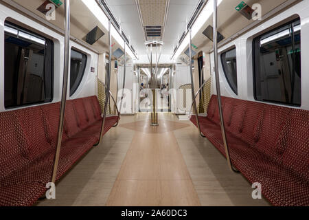 Des sièges vides dans un chariot à cheval sur le Métro de Doha, au Qatar. Ouvert en mai 2019 Banque D'Images