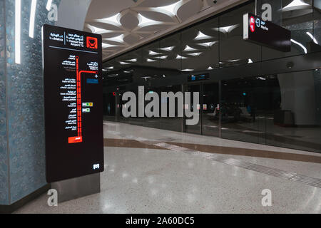 Les panneaux indiquent l'itinéraire du train de Lusail à Al Wakra et Hamad aéroport sur la plate-forme de la station de métro de Doha, Qatar Banque D'Images