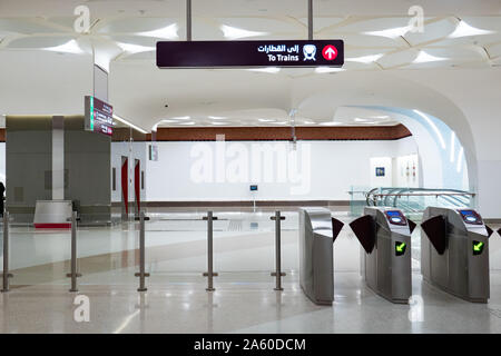 Les portes d'entrée du métro à la station de métro Al Qassar à Doha, au Qatar, avec la signalisation des trains se dirigeant vers le bas ci-dessous Banque D'Images