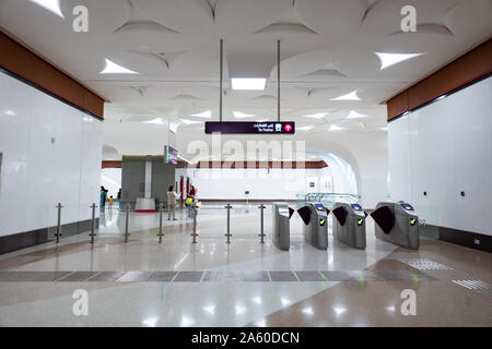 Les portes d'entrée du métro à la station de métro Al Qassar à Doha, au Qatar, avec la signalisation des trains se dirigeant vers le bas ci-dessous Banque D'Images