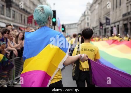 Londres, Royaume-Uni. 6 juillet, 2019. Fierté steward enveloppée dans un drapeau de la fierté au cours de la parade.Le 50ème Pride Parade toke lieu à travers le centre de Londres avec plus d'un million de participants. Credit : Recchia Pietro SOPA/Images/ZUMA/Alamy Fil Live News Banque D'Images