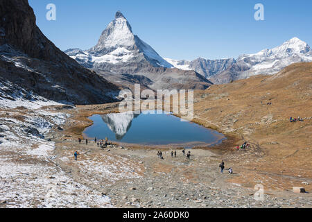 Lac Riffelsee et la réflexion de Matterhorn dans les Alpes suisse. Banque D'Images