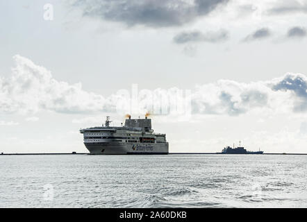 Pont Aven un navire Brittany Ferries arrivant de l'Europe dans le détroit de Plymouth. Banque D'Images