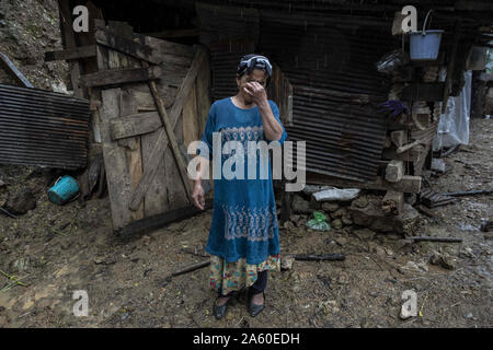 L'arbre, Gilan, Iran. 22 octobre, 2019. Une femme rurale de pleurer à côté de sa maison détruite.De fortes pluies ont causé des glissements de terrain et des inondations dans la ville de l'arbre. Plusieurs ponts se sont effondrés et les routes des trois cents ménages du village d'Visrood ont été bloqués. L'inondation a endommagé des maisons et des fermes. L'arbre est une ville dans l'ouest de la province de Guilan. Credit : Babak Jeddi SOPA/Images/ZUMA/Alamy Fil Live News Banque D'Images