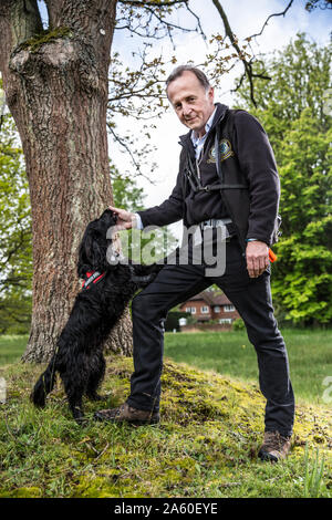 Ex-policier Colin Boucher qui a créé sa propre agence de détective pour animaux avec son chien Molly Banque D'Images