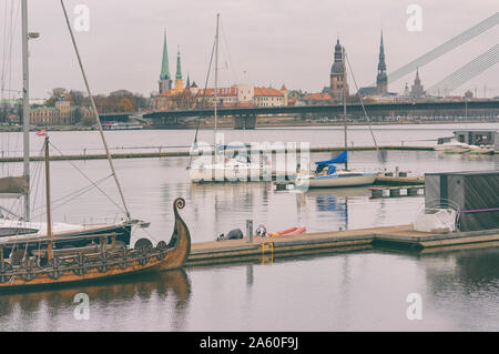 Bateau Vintage sur fond de panorama de Riga Banque D'Images