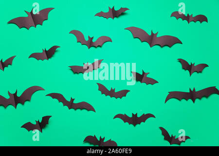 Chauve-souris vampire papier Halloween décorations sur un fond vert. Banque D'Images