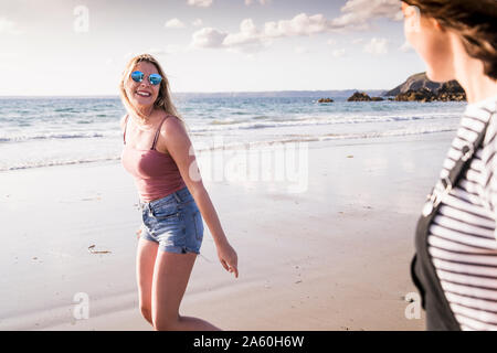 Deux copines s'amuser, marcher sur la plage Banque D'Images