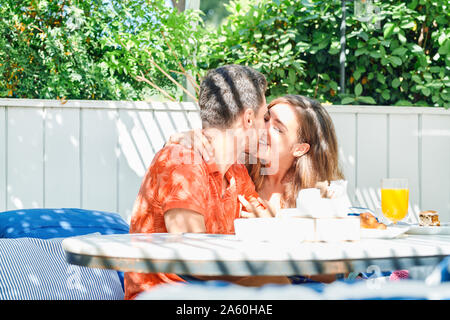 Young couple having breakfast Banque D'Images