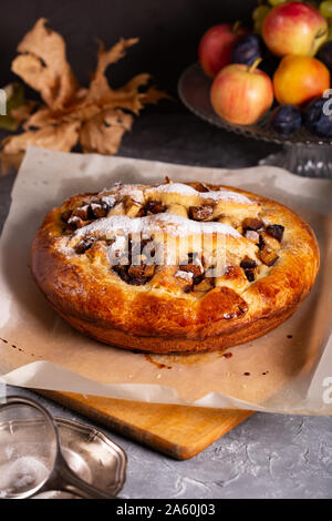 Délicieux gâteau de fruit frais saupoudrés de sucre en poudre et la cannelle Banque D'Images