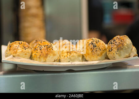 Bukharian (ouzbek) pâtisseries traditionnelles, l'agneau farci de répondre et l'oignon, avec du sésame et nigelle Banque D'Images