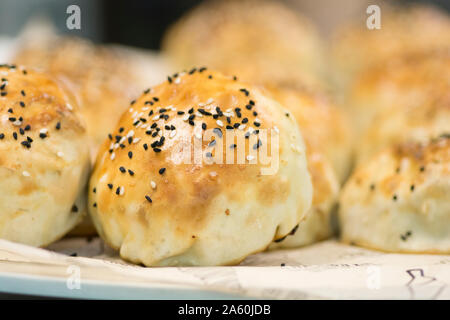 Bukharian (ouzbek) pâtisseries traditionnelles, l'agneau farci de répondre et l'oignon, avec du sésame et nigelle Banque D'Images