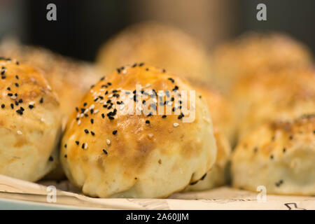 Bukharian (ouzbek) pâtisseries traditionnelles, l'agneau farci de répondre et l'oignon, avec du sésame et nigelle Banque D'Images