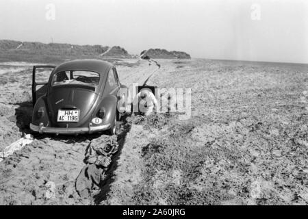 Ein Auto ist auf der Straße stecken geblieben, Skagen Danemark 1969. Une voiture est bloqué sur la route, Skagen Danemark 1969. Banque D'Images