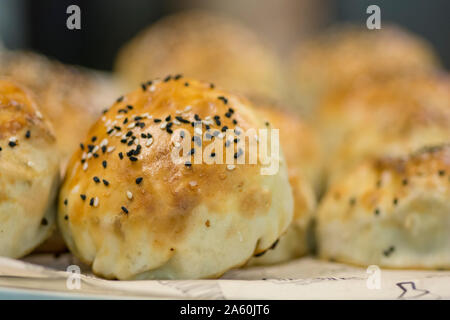 Bukharian (ouzbek) pâtisseries traditionnelles, l'agneau farci de répondre et l'oignon, avec du sésame et nigelle Banque D'Images