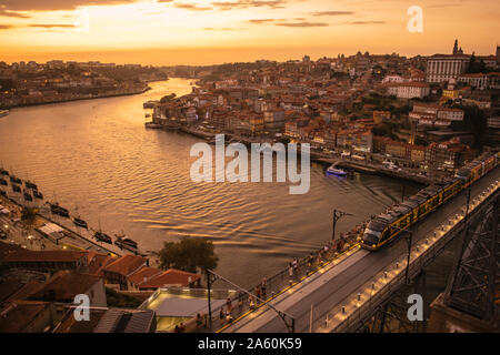 Vue panoramique de Porto avec Ponte Dom Luis Iat coucher de soleil, le Portugal Banque D'Images