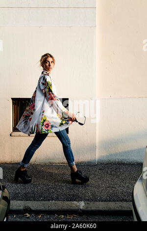 Femme marche à travers la ville Banque D'Images