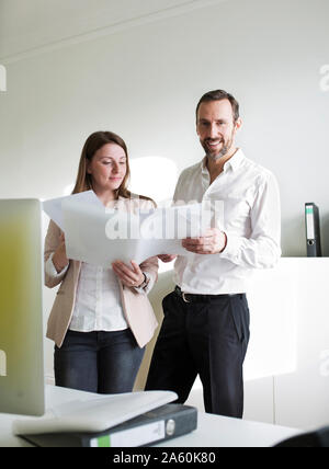 Smiling businessman holding et de l'employé dans les documents Office Banque D'Images