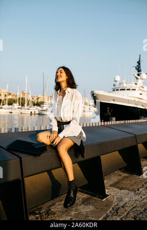 Jolie man à la marina après le travail, la détente Banque D'Images