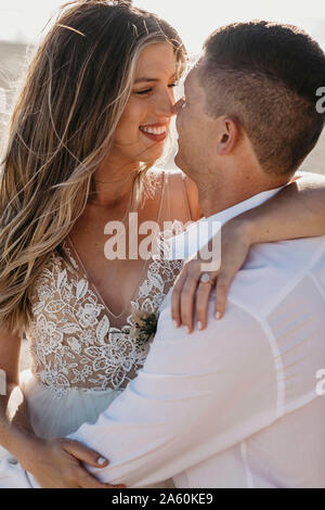 Affectueux heureux couple hugging outdoors Banque D'Images