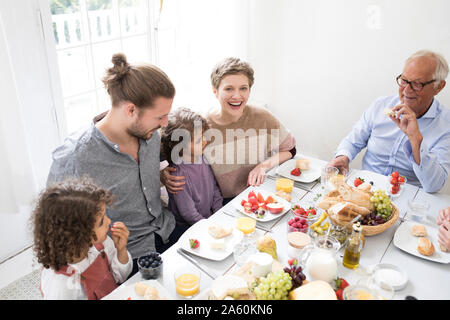 Extended family having lunch at home Banque D'Images