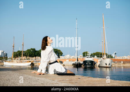 Jolie man à la marina après le travail, la détente Banque D'Images