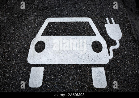Symbole pour une station de recharge pour véhicules électriques ststion sur le macadam Banque D'Images
