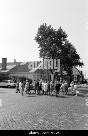 Les voyageurs dans un kommen, Lelystad Pays-Bas 1971. Les touristes arrivent en ville , Lelystad Pays-Bas 1971. Banque D'Images