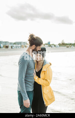 Couple en train de marcher sur la plage à Heiligenhafen Banque D'Images