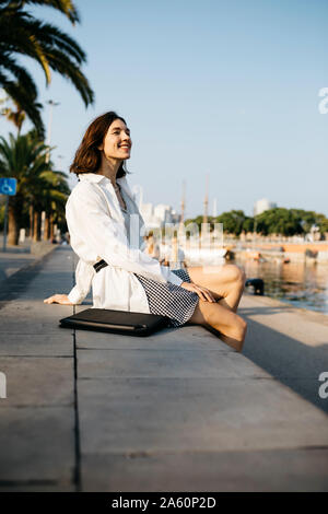 Jolie man à la marina après le travail, la détente Banque D'Images