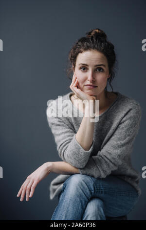 Portrait de jeune femme pensive Banque D'Images