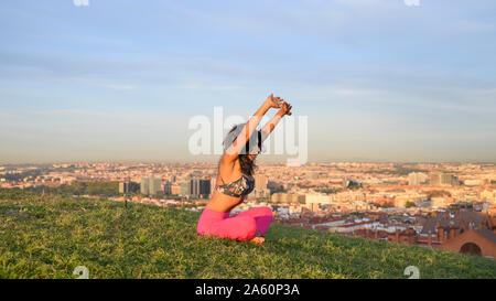 Femme d'effectuer des exercices en plein air hypopressive abdominale Banque D'Images