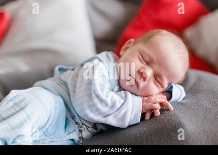 Bébé nouveau-né garçon endormi sur une couverture Banque D'Images