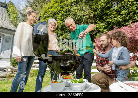 Extended family having a barbecue in garden Banque D'Images