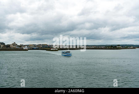 Saint-Vaast-la-Hougue, Manche / France - 16 août, 2019 : véhicule amphibie transportant les touristes à l'île de Tatihou au large de la côte normande Banque D'Images