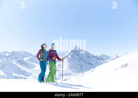 Couple d'avoir une pause de ski de randonnée dans les montagnes, Kuehtai, Tyrol, Autriche Banque D'Images