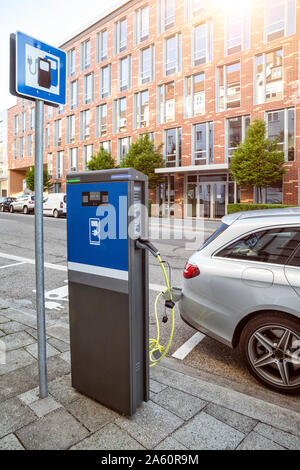 Voiture électrique gettig facturés à une station de charge Banque D'Images