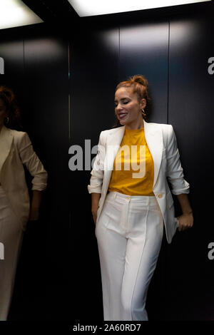 Pantalon blanc femme en costume dans l'ascenseur Banque D'Images