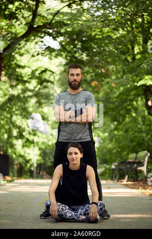 Portrait de couple sportive sur chemin forestier Banque D'Images