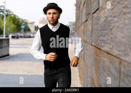 Portrait de l'exécution de jeune homme habillé en noir et blanc Banque D'Images