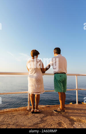 Vue arrière du couple au point de vue sur la côte, El Roc de Sant Gaieta, Espagne Banque D'Images