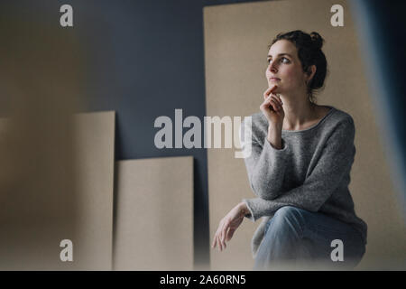 Portrait de jeune femme pensive Banque D'Images